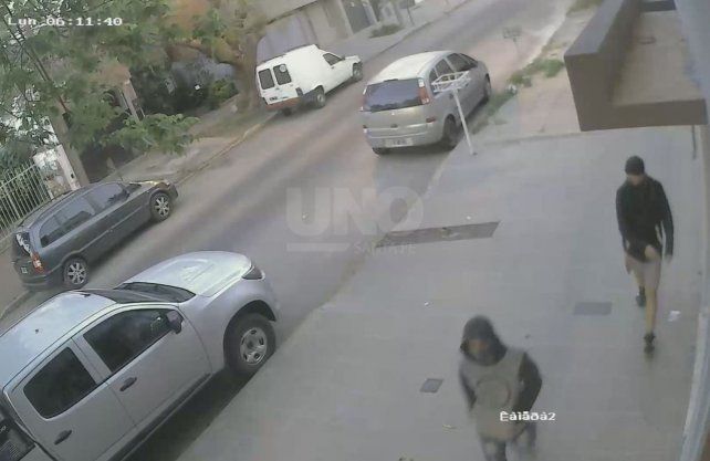 Las cámaras de vigilancia de los vecinos captaron el momento en que los delincuentes vuelven