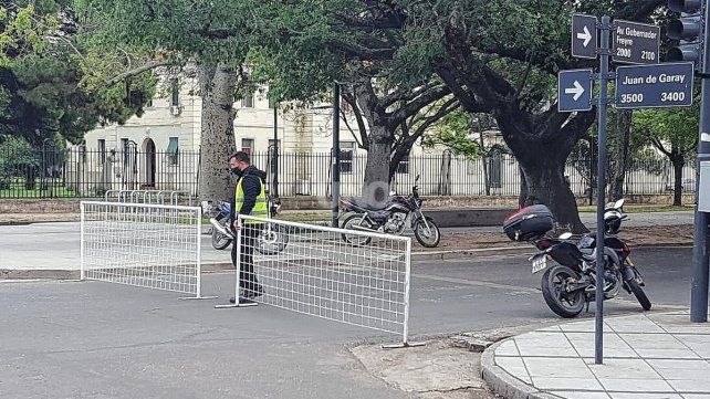 Cortes de tránsito por los trabajos de colocación de la rampa para unir el hospital Cullen con el hospital de campaña en el Liceo Militar. 