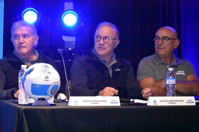 Los ex campeones del Mundo del 86, Jorge Burruchaga y el Vasco Olarticoechea, junto al uruguayo Alejandro Garay.