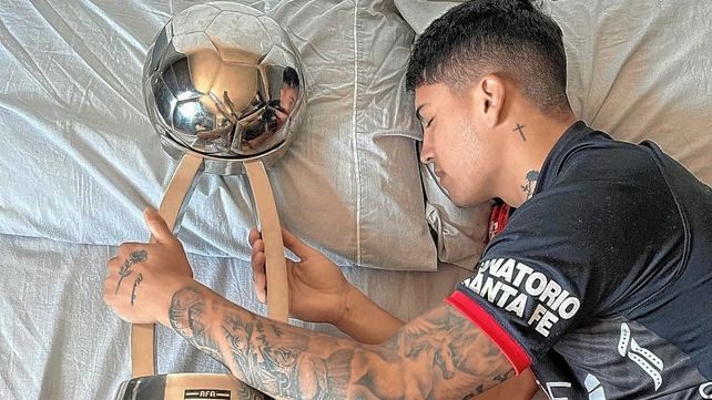 Facundo Farías ya tuvo el privilegio de ser campeón con Colón. Facundo Farías ya tuvo el privilegio de ser campeón con Colón.