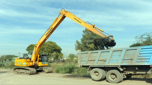 De cada alcantarilla se sacan hasta ocho camiones de basura en los canales a cielo abierto de la ciudad.
