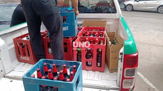 Más bebidas decomisadas en el kiosco de barrio Las Flores.