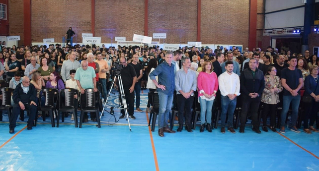 El gimnasio deportivo 16 de abril qued&oacute; inaugurado y del mismo participaron los diferentes estamentos de la familia de Villa Dora.