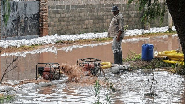 Bombas extrayendo agua de las calles en La Vuelta del Paraguayo.