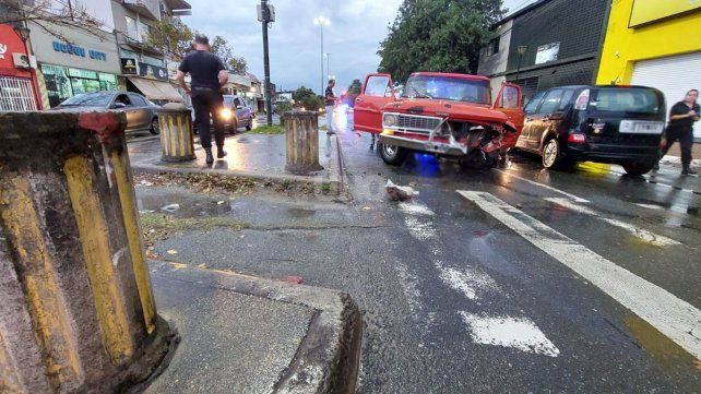 El violento accidente entre una camioneta y un auto sobre Facundo Zuviría 