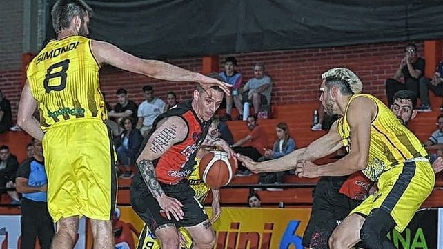 Col&oacute;n visita a Libertad por la Liga Argentina.