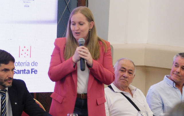 La corondina Victoria Tejeda, ministra de Desarrollo, destacó lo que genera esta competencia de aguas abiertas. La corondina Victoria Tejeda, ministra de Desarrollo, destacó lo que genera esta competencia de aguas abiertas.