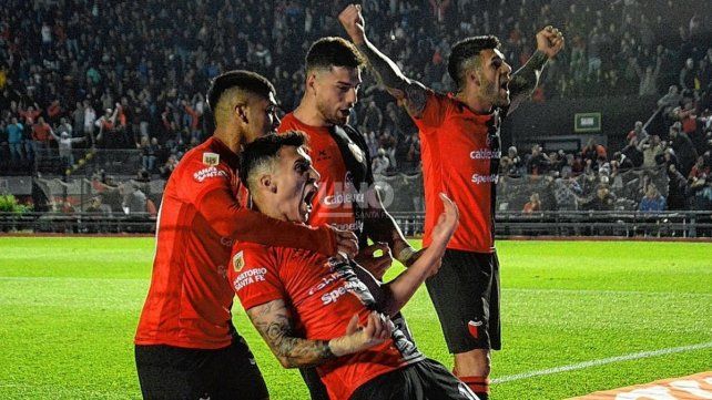 Botta rompió el maleficio de los penales en Colón para vencer a Rosario Central en un partido más que duro.