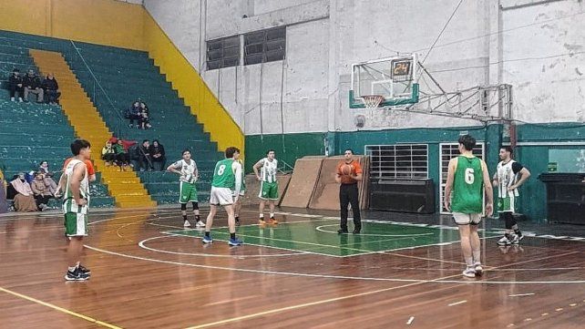 Regatas superó de manera agónica a Alumni en el Tribu Mocoretá para seguir invicto en la A2.