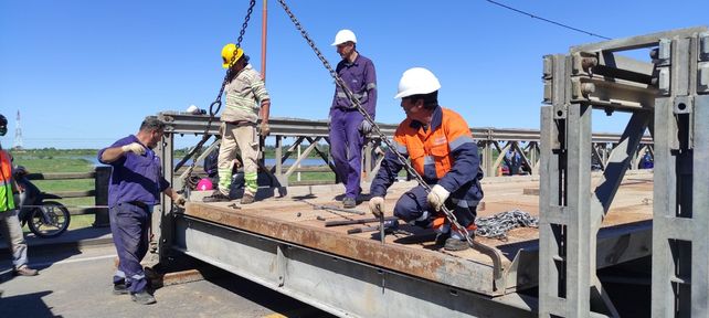 La estructura metálica del puente Bailey ya está colocada sobre el viaducto. 