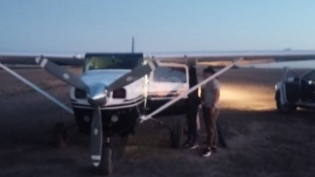La avioneta fue detectada por radar y obligada a descender en un campo en la localidad de Luis Palacios