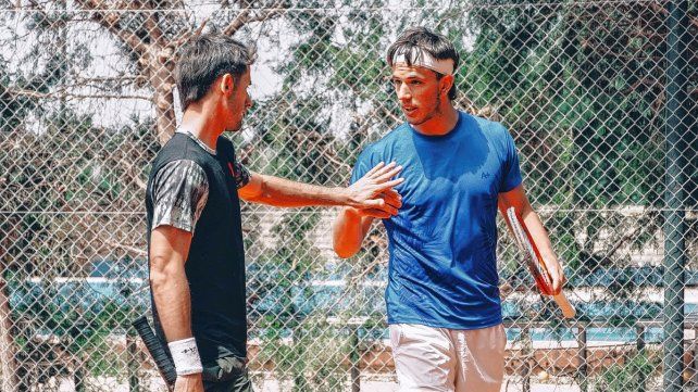 El santafesino Lautaro Corthey (izquierda) y el venadense Mastri en dobles, doblegaron a sus compatriotas Ambrogi y Del Pino.