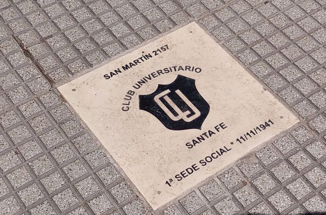  La placa recuerda la ubicación exacta donde se fundó el Club Universitario en 1941.