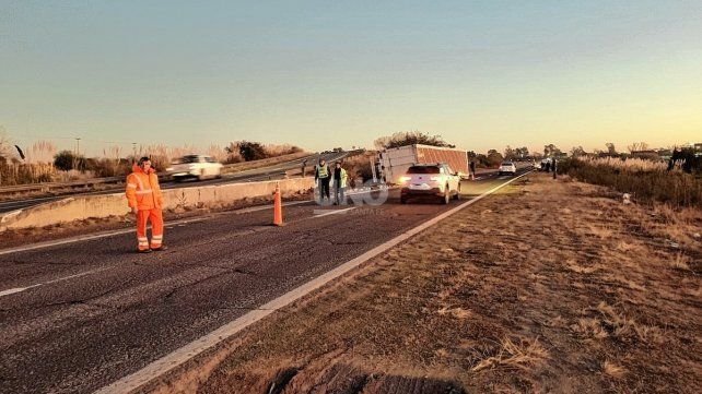 Vuelco camión en Circunvalación Oeste