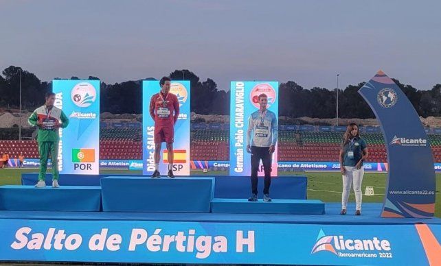 El garrochista Chiaraviglio logró medalla de bronce tras haber logrado una marca de 5.30, mientras que el español Didiac Salas ganó el oro con un registro de 5.40.