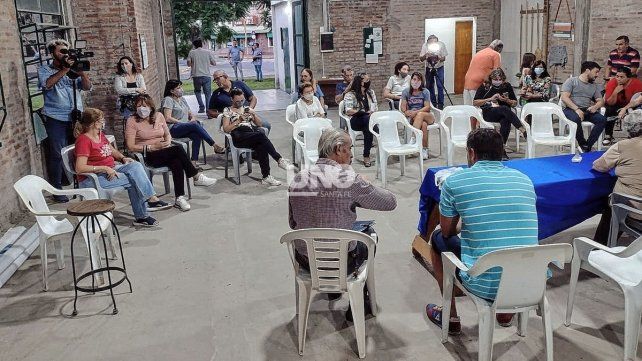 Vecinos de barrio Candioti Sur, reunidos y preocupados por la falta de respuestas de las autoridades. 