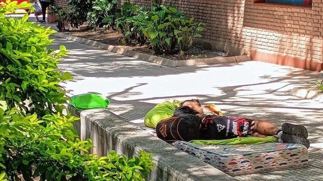 Drama social: una decena de personas en situación de calle vive en la plazoleta frente al Teatro Municipal