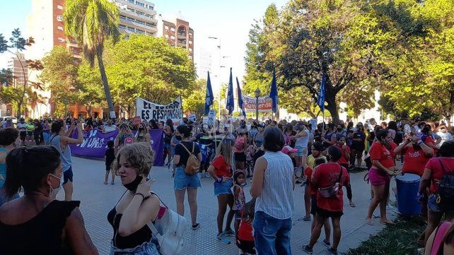 Masiva marcha de la agrupaci&oacute;n "Ni una menos" frente a tribunales de Santa Fe