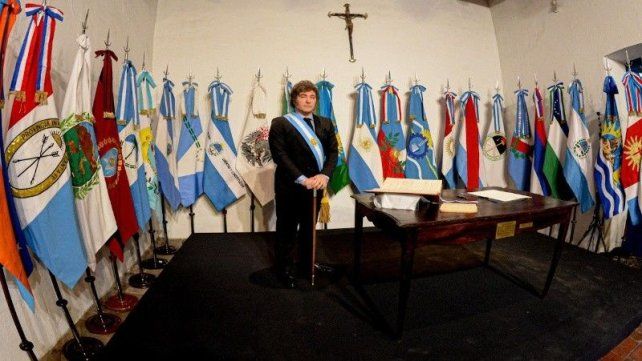 Milei posa junto al acuerdo firmado (Presidencia de la Nación)
