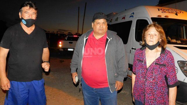 Los dirigentes de Cicl&oacute;n Racing, entre ellos Ariel Gomila y Liria Vianco de Salemi apoyando a sus jugadores, pensando en la Liga Santafesina