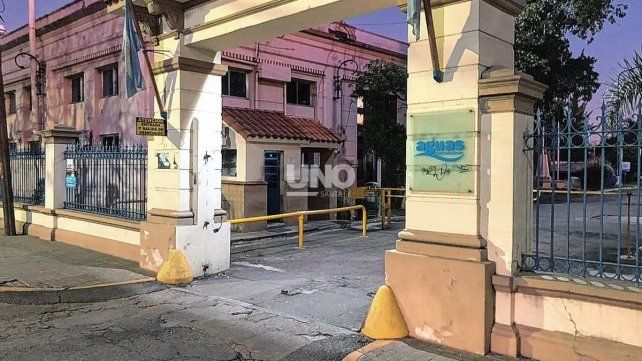 El conductor de un auto arrasó con un portón de ingreso a la planta potabilizadora de ASSA. 