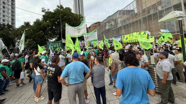 Marcha de la CGT Regional Santa Fe en contra de la reforma laboral.