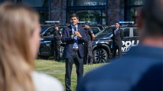 Pullaro presentó nuevos patrulleros y un helicóptero para la Policía de Santa Fe y aseguró que "el miedo cambió de lado" Pullaro presentó nuevos patrulleros y un helicóptero para la Policía de Santa Fe y aseguró que "el miedo cambió de lado"