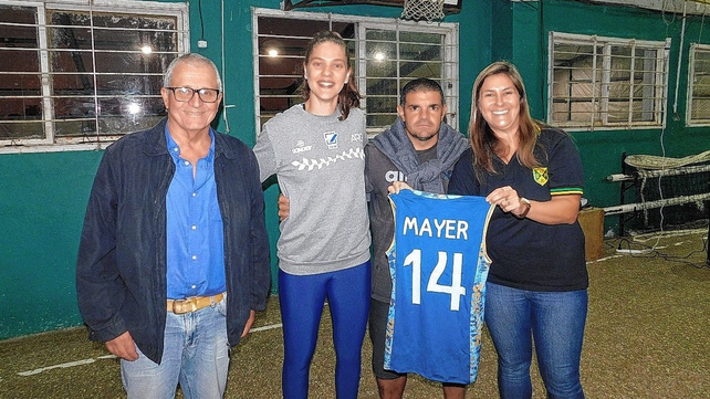 Autoridades de la entidad lagunera, recibieron de Victoria Mayer una camiseta del seleccionado nacional.