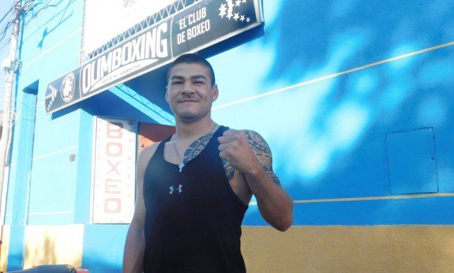 El boxeador de 23 años, lleva siete peleas ganadas en el campo rentado, de las cuales seis fueron por la vía rápida.