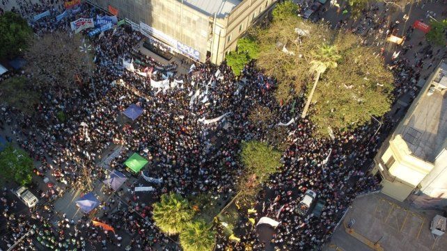 Masiva marcha universitaria en Santa Fe reunió a miles de personas en un acto que tuvo lugar en la intersección de Rivadavia y Bulevar.