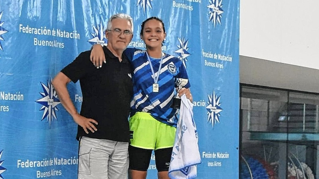 Mili Amione junto a su entrenador, el profesor Ra&uacute;l Strnad, en una jornada positiva en el Campeonato de la Rep&uacute;blica.