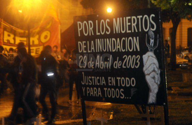Los actos y marchas en reclamos por los muertos y damnificados en la inundación del 2003 en plaza 25 de mayo.