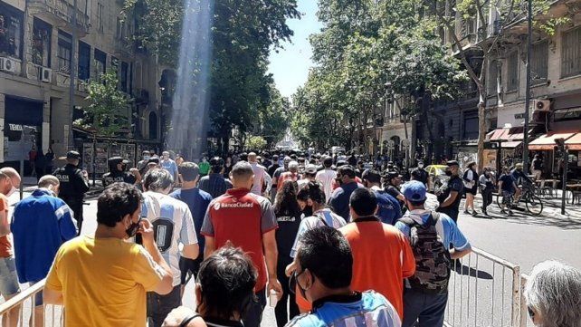 Creer o reventar: los fans buscan señales de Maradona ante su inesperada partida.