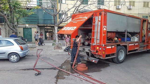 Los bomberos trabajaron en el lugar, donde solo se tuvo que lamentar daños materiales