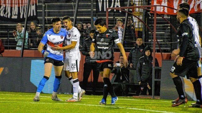 Julio Falcioni se mostró preocupado por la falta de definiciones respecto de cuál será el plantel después del 1 de julio, tras la eliminación en la Copa Argentina ante Patronato.
