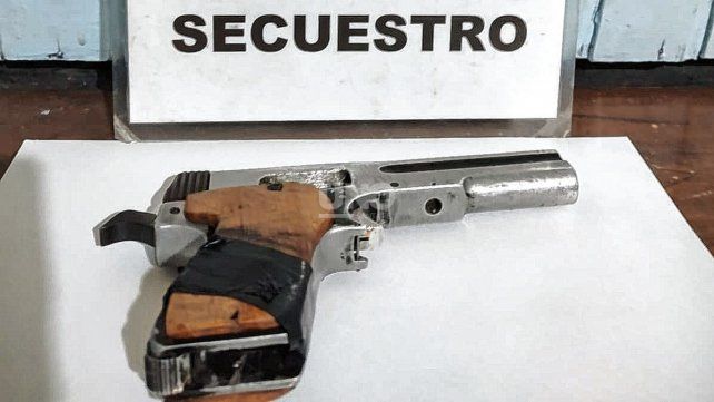 El arma secuestrada al joven detenido es una pistola calibre 22.
