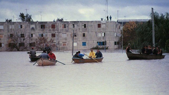 La foto que marcó a José Almeida: barrio Fonaví bajo agua.