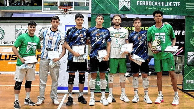 Luca Damiano de Villa Dora, segundo desde la izquierda, fue elegido el jugador revelaci&oacute;n de la temporada