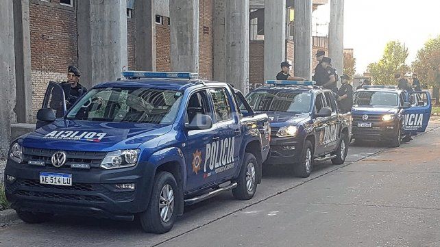 Policía santafesina realiza los peritajes en las inmediaciones del estadio de Colón tras los tiroteos ocurridos en la tarde del martes durante el encuentro con Peñarol.