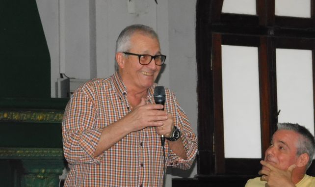 El autor del libro es el hijo del factótum de la Maratón Santa Fe-Coronda; Carlos Larriera.