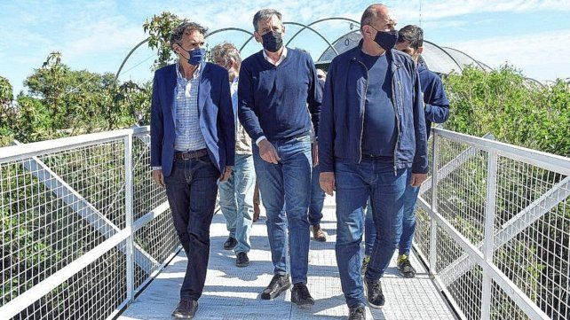 El ministro de Obras Públicas de la Nación, Gabriel Katopodis; el Intendente de la Ciudad de Santa Fe, Emilio Jatón; y gobernador de la provincia, Omar Perotti, en la firma del convenio para mejoras viales de 10.000 millones de pesos.