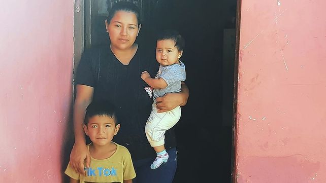 Daniela Sosa, la mamá de Maxi Sosa, junto a sus hijos