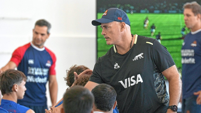 Contepomi estuvo junto a dos miembros de su staff, saludó a los integrantes de la franquicia litoraleña. Contepomi estuvo junto a dos miembros de su staff, saludó a los integrantes de la franquicia litoraleña.