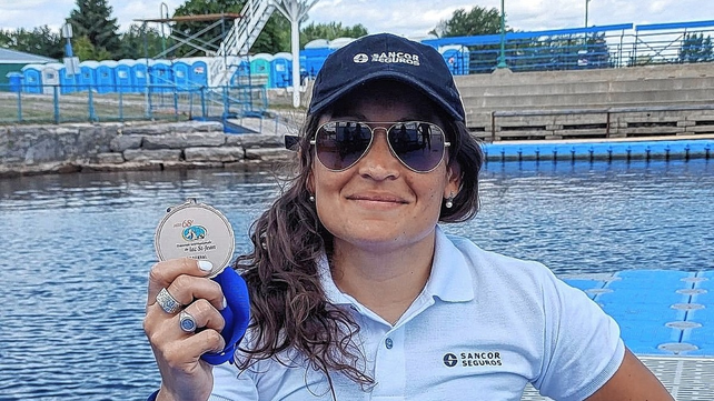 Vanesa Garc&iacute;a muestra con mucho orgullo la medalla obtenida por el tercer puesto logrado en Canad&aacute;.