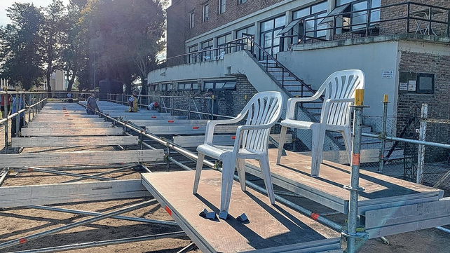 En la sede del parque Urquiza, en la ciudad de Paran&aacute;, comenzaron los trabajos de armado de las tribunas para el 13 de agosto.