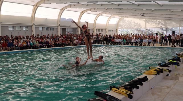 Acrobacias en las piletas de la Esquina Encendida, en el 2017.