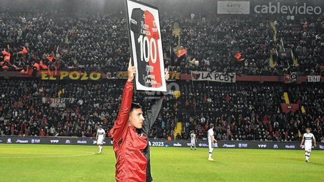 La dirigencia de Colón homenajeó a Eric Meza, antes del partido contra Gimnasia, por el centenar de presencias.