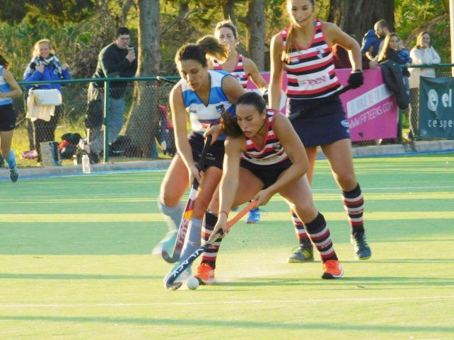 Martina Linari fue la autora de los dos goles, ambos desde el fijo, con el que Santa Fe Rugby le ganó el clásico al CRAI por 2 a 0.