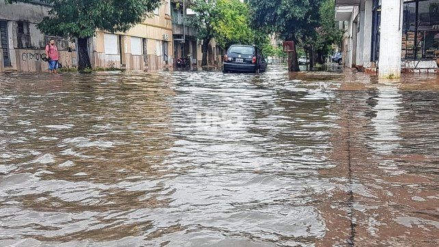La lluvia del viernes también dejó anegamientos temporarios en algunas calles. 