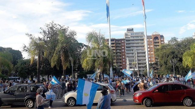 Plaza 25 de Mayo en Santa Fe, con los manifestantes contra el Vacunatorio VIP.